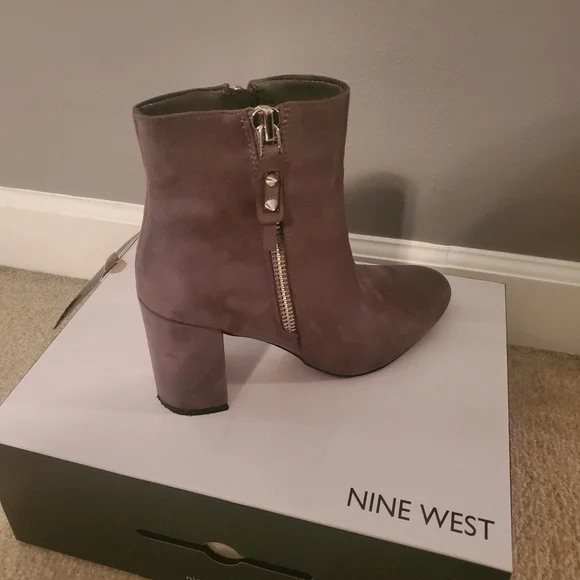 Nine West grey boots. 7 1/2 - Picture 2 of 5